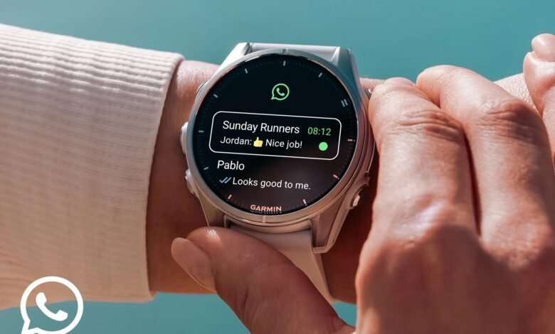 Imagen de un reloj Garmin con la app de WhatsApp en la pantalla