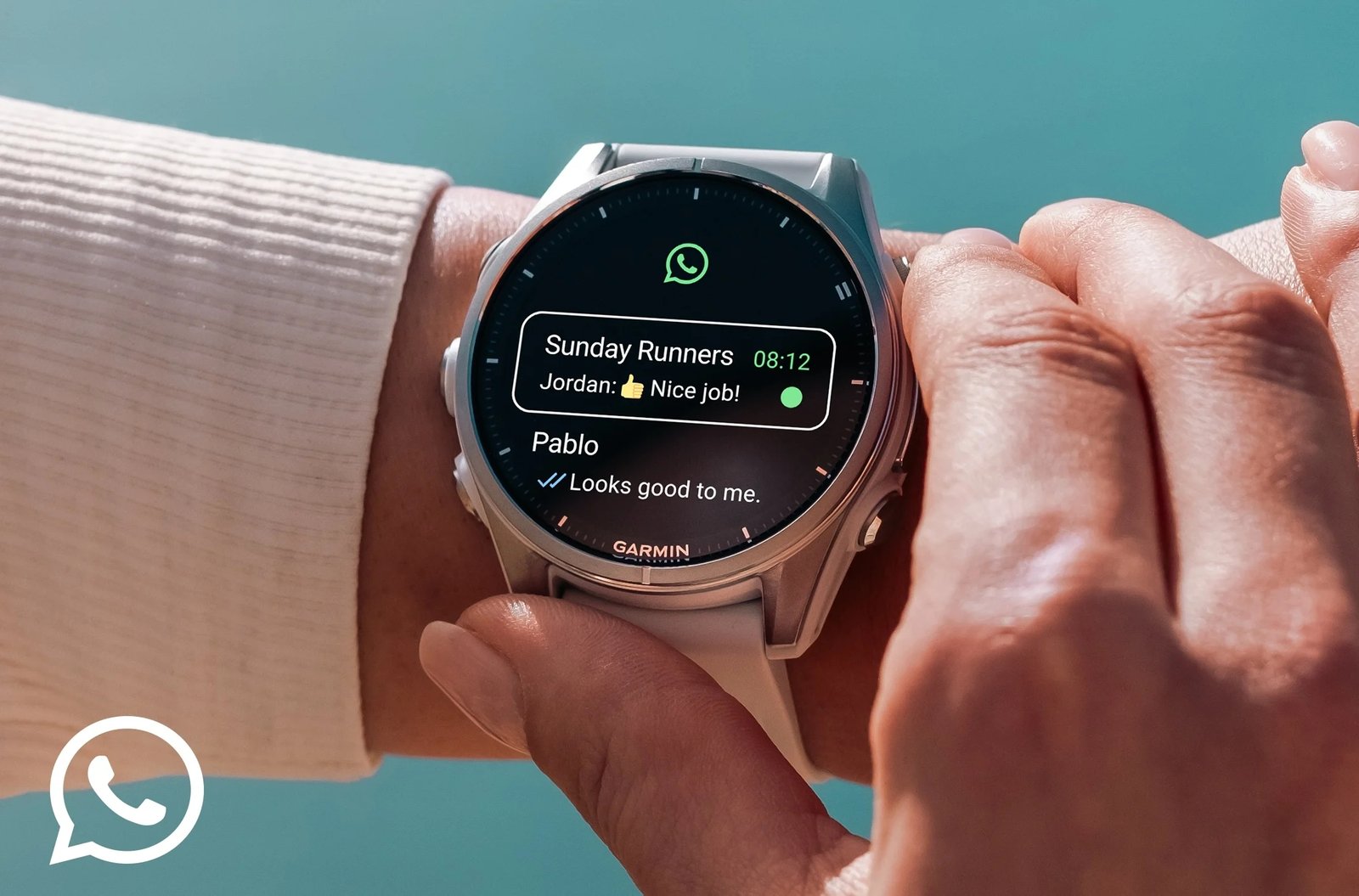 Imagen de un reloj Garmin con la app de WhatsApp en la pantalla