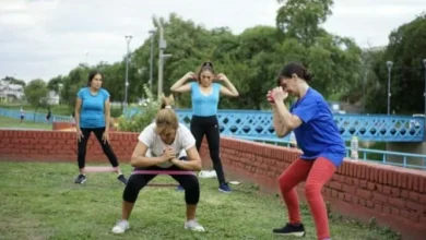 Grupo de personas haciendo gimnasia en un parque