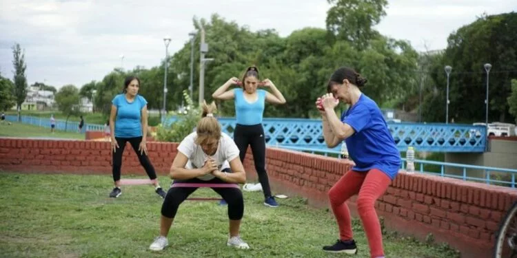 Grupo de personas haciendo gimnasia en un parque