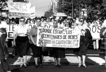 Abuelas de Plaza de Mayo con fotos de los nietos robados