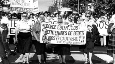Abuelas de Plaza de Mayo con fotos de los nietos robados