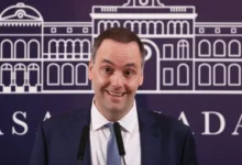 Manuel Adorni y su esposa Bettina Angeletti en el avión presidencial