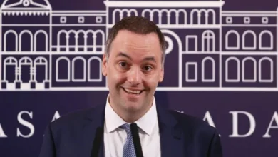 Manuel Adorni y su esposa Bettina Angeletti en el avión presidencial