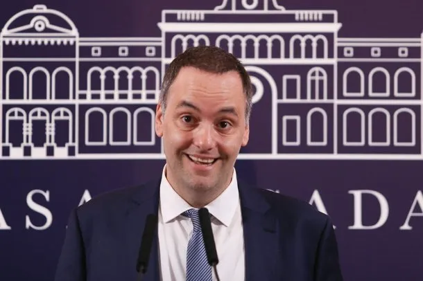 Manuel Adorni y su esposa Bettina Angeletti en el avión presidencial