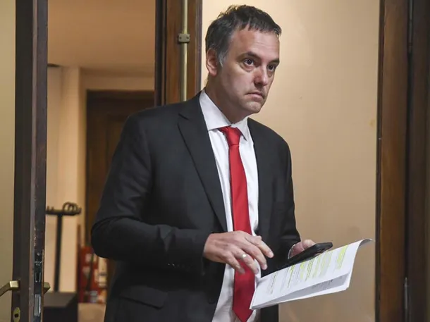 Manuel Adorni en una conferencia de prensa