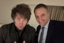 Milei y Adorni en una reunión oficial