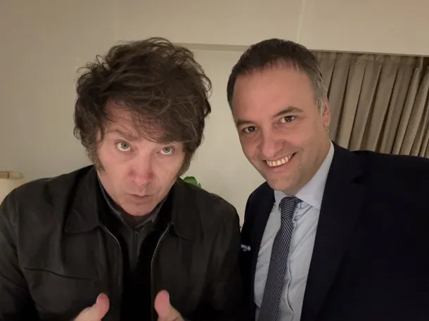 Milei y Adorni en una reunión oficial