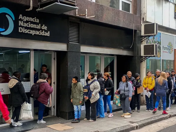 Imagen de una persona con discapacidad en un entorno de atención médica