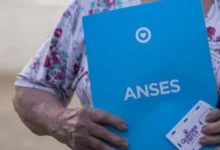 Persona recibiendo un cheque de la ANSES