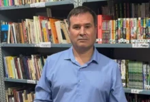 Imagen de David Cantarino sonriendo, con un fondo de una ciudad argentina