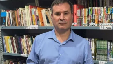 Imagen de David Cantarino sonriendo, con un fondo de una ciudad argentina