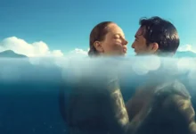 Paisaje costero turco con jóvenes disfrutando del verano