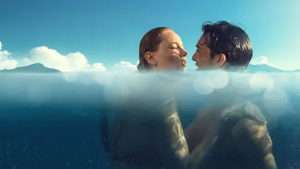 Paisaje costero turco con jóvenes disfrutando del verano