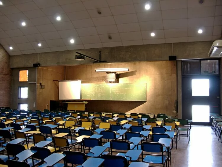 Imagen de estudiantes y docentes en protesta