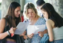 Jóvenes estudiando idiomas en una computadora