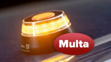 Una baliza V16 sobre un vehículo estacionado en la carretera