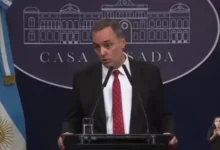 Manuel Adorni en una conferencia de prensa