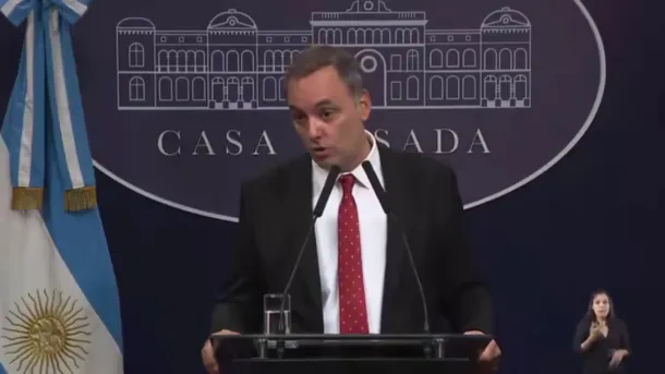 Manuel Adorni en una conferencia de prensa