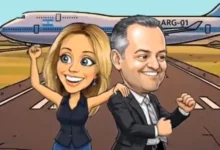 Imagen de Manuel Adorni y su esposa Bettina Angeletti en un avión