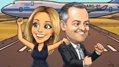 Imagen de Manuel Adorni y su esposa Bettina Angeletti en un avión