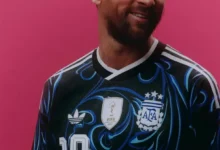 Lionel Messi con la nueva camiseta alternativa de la Selección Argentina para el Mundial 2026