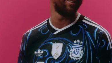 Lionel Messi con la nueva camiseta alternativa de la Selección Argentina para el Mundial 2026