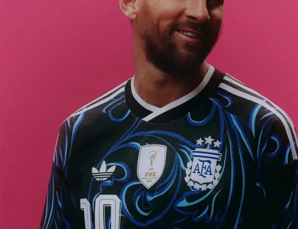 Lionel Messi con la nueva camiseta alternativa de la Selección Argentina para el Mundial 2026