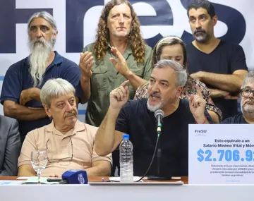 Imagen de una canasta básica con productos esenciales