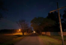 Imagen de un patrullero policial en una calle oscura