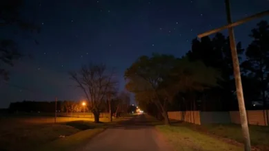 Imagen de un patrullero policial en una calle oscura