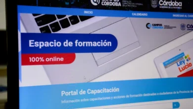 Imagen de una persona practicando deporte con una tablet en la mano