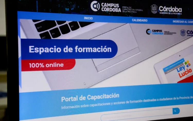 Imagen de una persona practicando deporte con una tablet en la mano