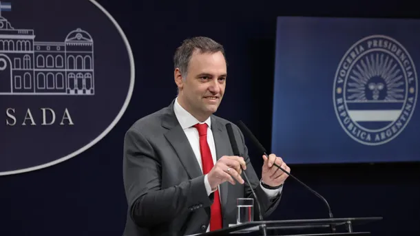 Manuel Adorni en una conferencia de prensa