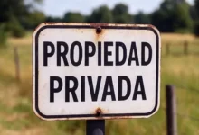 Imagen de una persona sosteniendo un título de propiedad