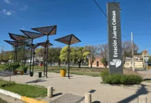 Imagen de la ciudad de Estación Juárez Celman con un fondo de montañas y un sol naciente