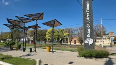 Imagen de la ciudad de Estación Juárez Celman con un fondo de montañas y un sol naciente