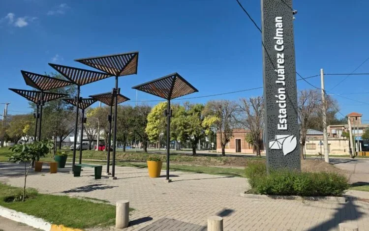 Imagen de la ciudad de Estación Juárez Celman con un fondo de montañas y un sol naciente