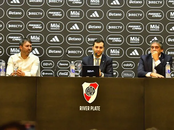 Coudet y Francescoli en la presentación del nuevo entrenador de River