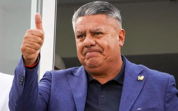 Imagen de un avión con la bandera argentina aterrizando en un aeropuerto