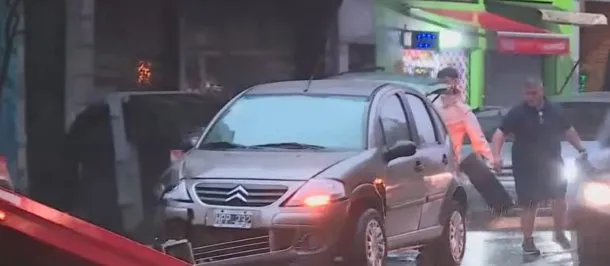 Vehículos involucrados en un choque por aquaplaning en San Cristóbal