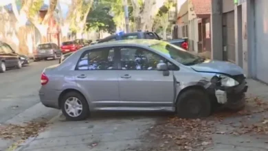 Imagen de un auto volcado después de un accidente de tránsito en Villa Luro