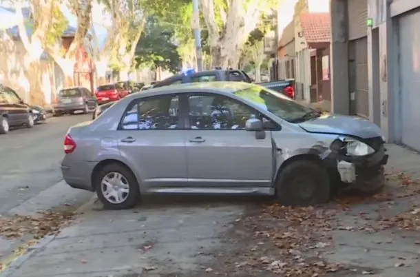 Imagen de un auto volcado después de un accidente de tránsito en Villa Luro