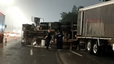 Imagen del choque y vuelco del camión en la autopista Riccheri