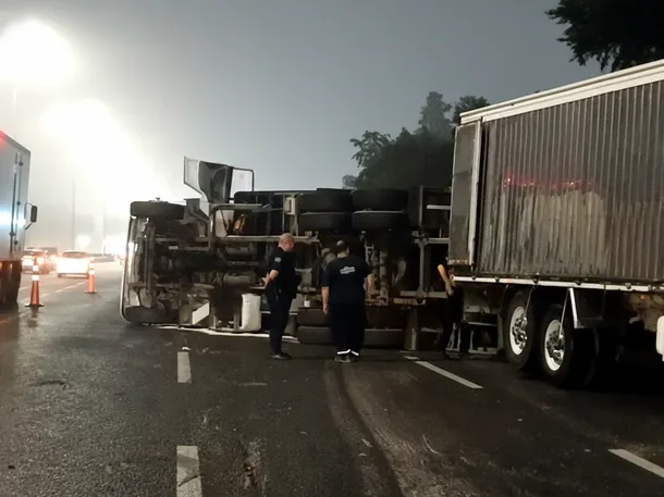 Imagen del choque y vuelco del camión en la autopista Riccheri