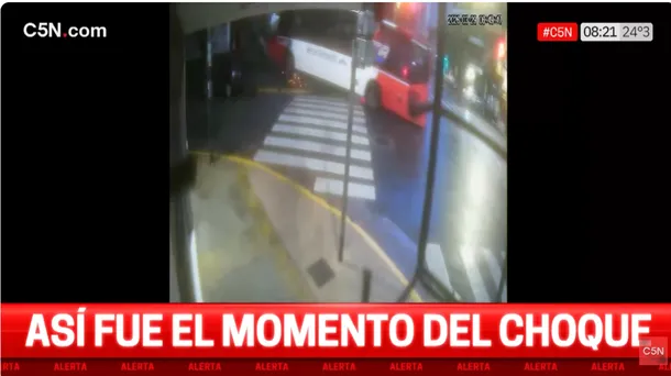 Colectivo y patrullero chocados contra una pizzería en Constitución