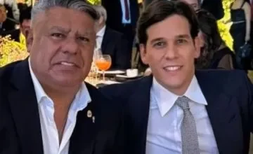 Nahuel Gallo abraza a su familia en el aeropuerto de Ezeiza