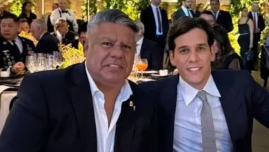 Nahuel Gallo abrazando a sus seres queridos después de su regreso a Argentina