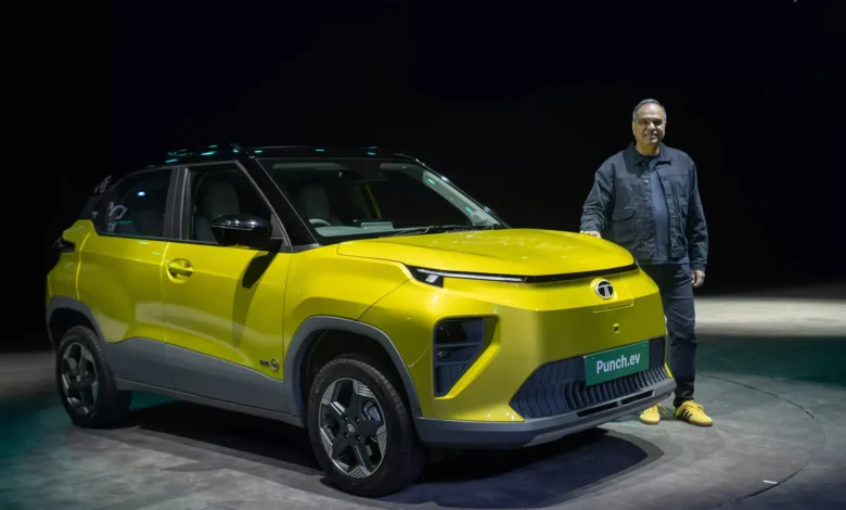 Vehículo eléctrico TATA Punch en una carretera