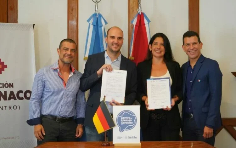 Jóvenes estudiando idiomas en una computadora